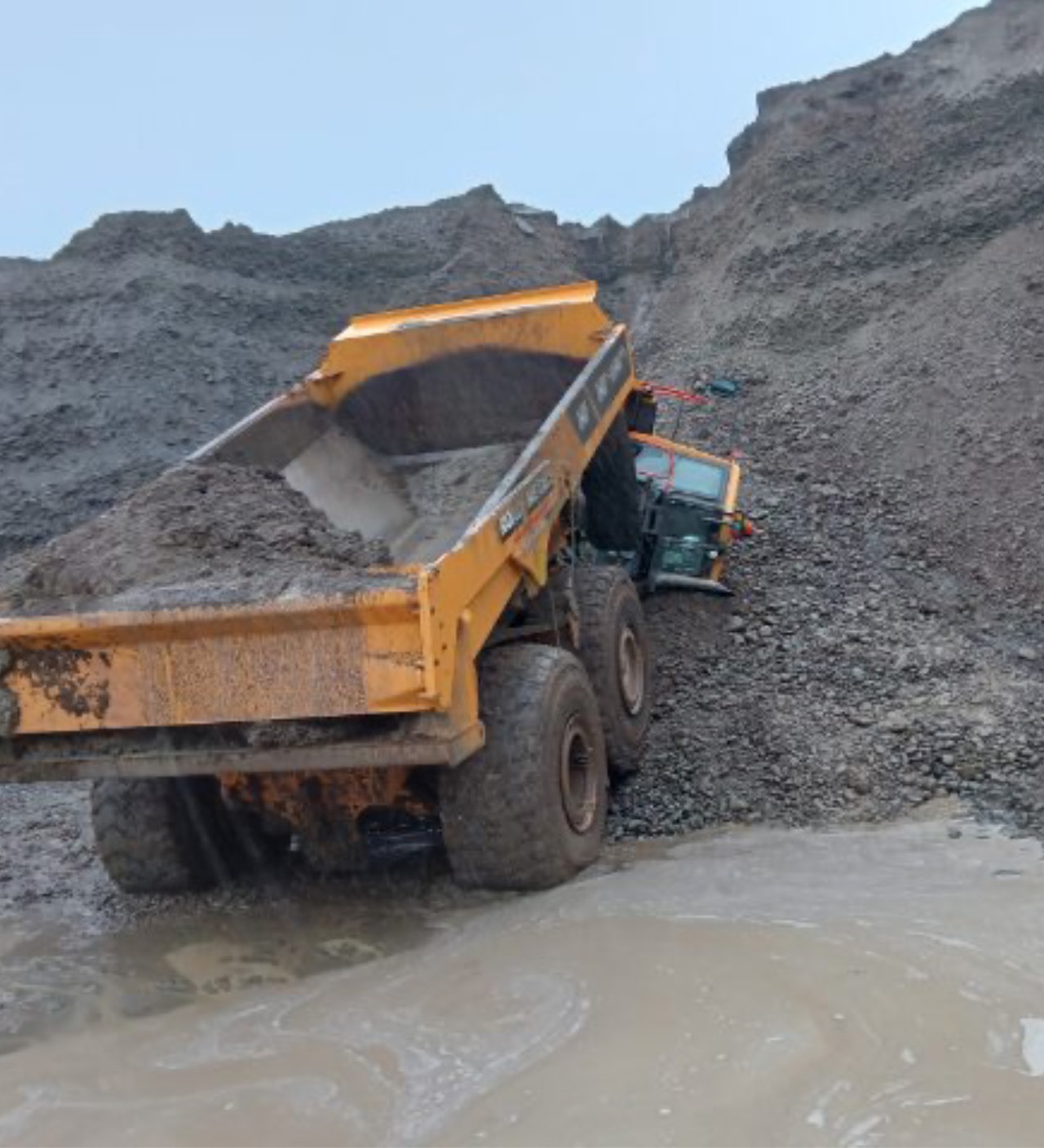 [image] articulated dump truck on the quarry floor